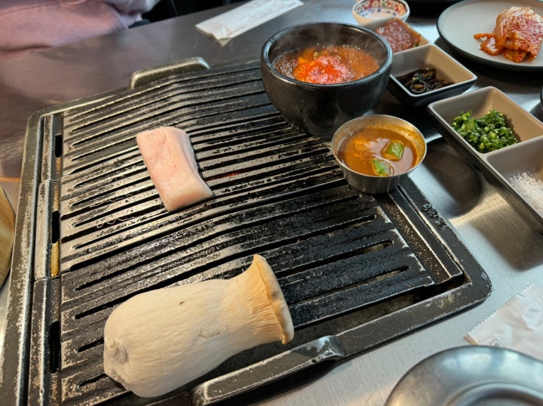 [제주공항 근처 맛집] 고기장 - 숙성 제주흑돼지 인생맛집. 제주도 흑돼지 오션뷰 맛집. 재방문의사 가득함. 관련 이미지 17