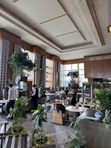 [The Ritz-Carlton, Tokyo] The Standard for a Classic High-End Hotel. A review of a Roppongi hotel with a great skyline view from the window, plus the pool, lounge, and more. image 9