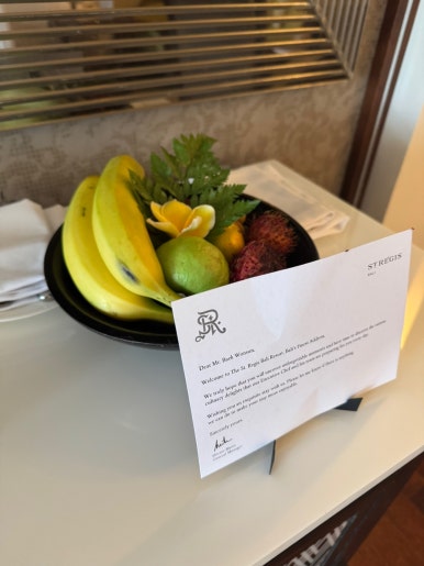 세인트레지스 발리 - 플래티넘 풀빌라 스위트 업그레이드 후기. 신혼여행 호텔 추천. 프라이빗 해변, 라군, 밤공연, 조식, 디너. 관련 이미지 34