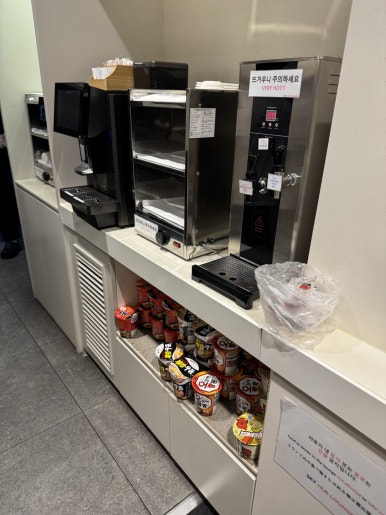 김포국제공항 스카이 허브 라운지. 국민카드 헤리티지 리저브로 동반2인까지 입장 가능!! 관련 이미지 3