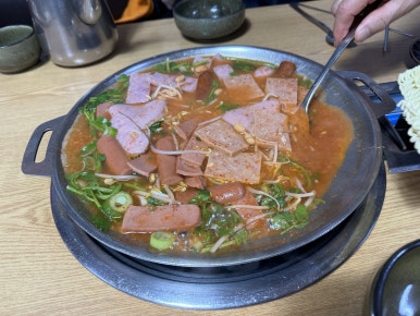 [암사동 맛집] 초롱이고모부대찌개 - 한국 최고의 부대찌개 성지. 맛있는녀석들, 백년가게, 블루리본서베이 부대전골 맛집. 주차팁. 관련 이미지 2