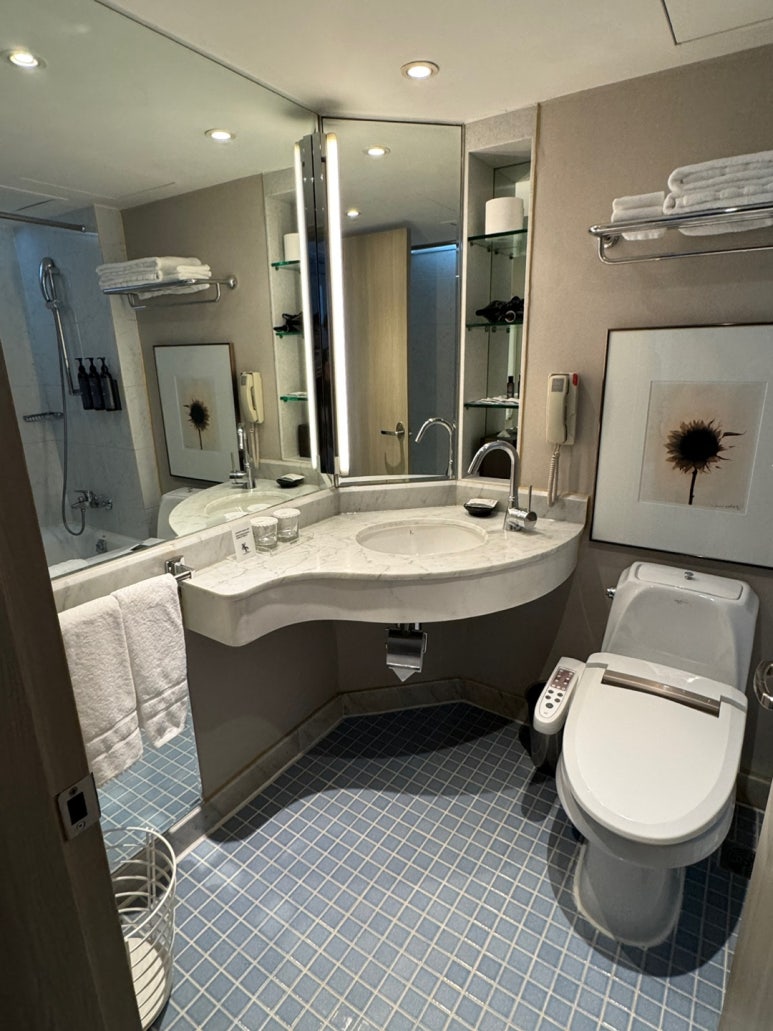 웨스틴조선 부산 - 새로단장한 해운대오션뷰 호텔. 클럽조선 플래티넘 100배 이용하기. 디럭스 비치 킹 + 수영장 + 발렛주차 후기. (feat. 그랜드조선 부산) 관련 이미지 16