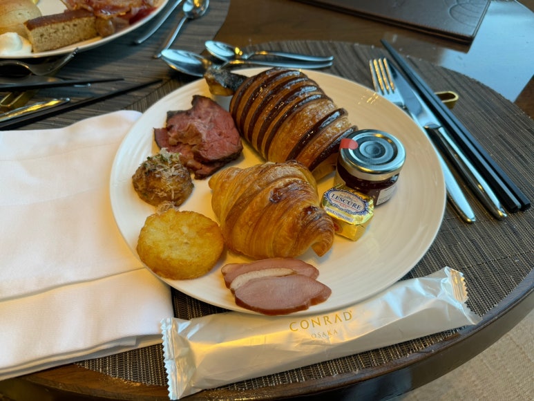 콘래드 오사카 호캉스의 모든 것 - 현아플, 힐튼 아너스 골드, 조식, 라운지, 레스토랑, 수영장, 사우나. Adieu 2023. (2) 관련 이미지 15