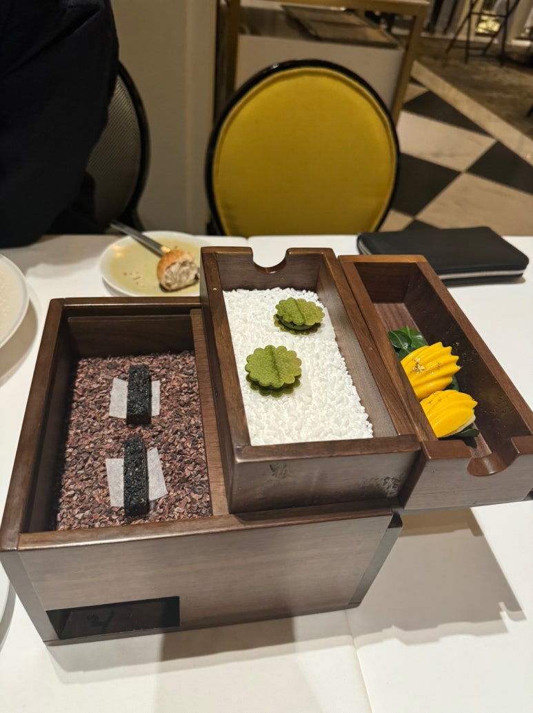 [시그니엘서울] STAY -미슐랭 1스타 프렌치 레스토랑 디너 풀코스. 훌륭하고 멋진 공간을 81층에.. 발렛주차 신용카드. 롯데상품권 사용후기. 관련 이미지 64