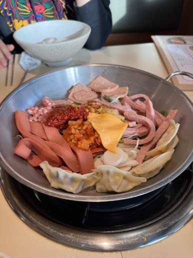 [문래동 맛집] 느루집 - 영등포에서 닭갈비 블루리본서베이 맛집으로 유명한 곳에서 부대전골을 먹어보다. 주차가능한 부대찌개 맛집. 관련 이미지 1