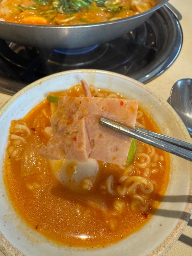 [문래동 맛집] 느루집 - 영등포에서 닭갈비 블루리본서베이 맛집으로 유명한 곳에서 부대전골을 먹어보다. 주차가능한 부대찌개 맛집. 관련 이미지 17