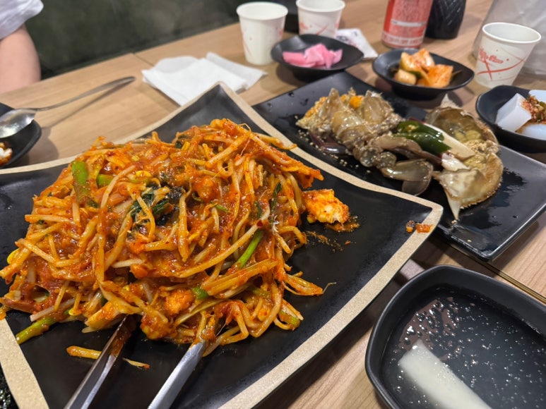 [신사역 맛집] 아구본가첨벙 신사본점 - 블루리본 서베이 스티커 12개 백년가게. 아구찜 중 사이즈와 간장게장 1마리 먹어본 후기. 관련 이미지 2