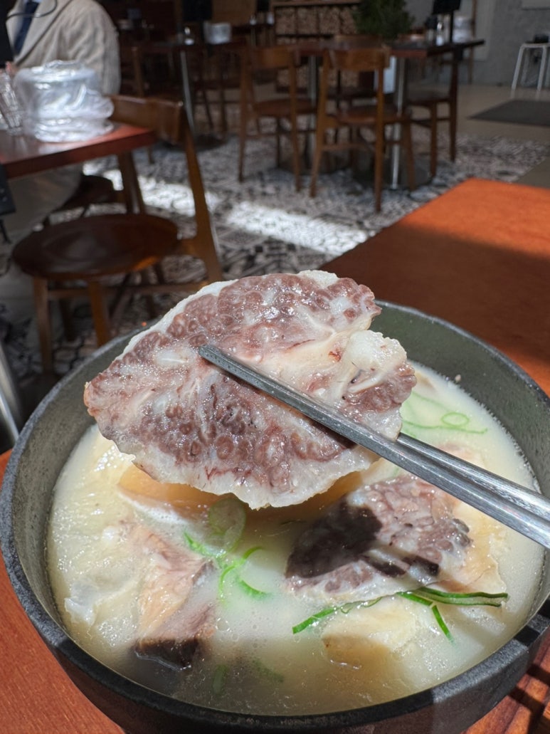 [가로수길 맛집] 곰탕랩 - 신사 임정식 쉐프 미쉐린 빕구르망 곰탕 맛집. 블루리본 서베이 받은 25,000원 시그니처 콜라겐 사골곰탕 후기. 관련 이미지 18