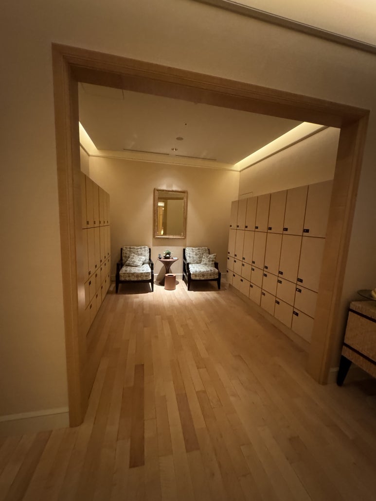 [The Ritz-Carlton, Tokyo] The Standard for a Classic High-End Hotel. A review of a Roppongi hotel with a great skyline view from the window, plus the pool, lounge, and more. image 33