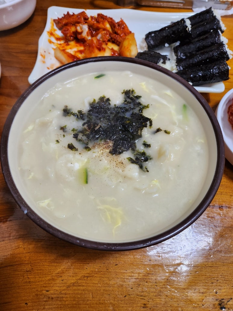★★★★☆[반포 고터 맛집] 충무할매김밥 - 충무김밥, 수제비 그리고 떡볶이의 환상조합. 줄서서 먹어도 맛있는 집. 주차 가능. 관련 이미지 8