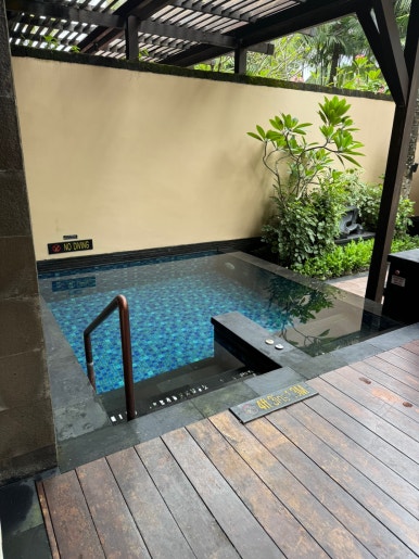 세인트레지스 발리 - 플래티넘 풀빌라 스위트 업그레이드 후기. 신혼여행 호텔 추천. 프라이빗 해변, 라군, 밤공연, 조식, 디너. 관련 이미지 39