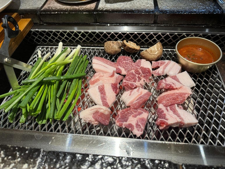 [을지로3가 맛집] 산청숯불가든 을지로 - 평일 저녁 웨이팅 후기. 재래식 소금구이, 흑돼지 김치찌개. 주차 꿀팁. 관련 이미지 14