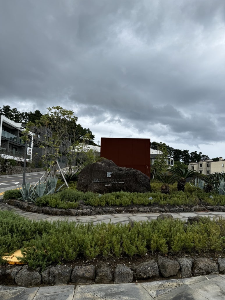 JW메리어트 제주 호캉스 - 신한 메리어트 본보이 ; 플래티넘 티어로 포인트숙박, 발렛주차, 야외수영장, 사우나, 조식숙제 후기. (1) 관련 이미지 4