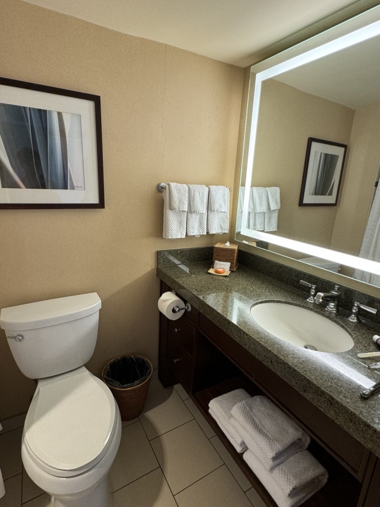 힐튼 하와이안 빌리지 와이키키 비치 리조트의 모든 것. 현아플 포인트숙박, 힐튼 아너스 골드, 룸 업그레이드, 크레딧, 라군, 불꽃놀이 등. 관련 이미지 5