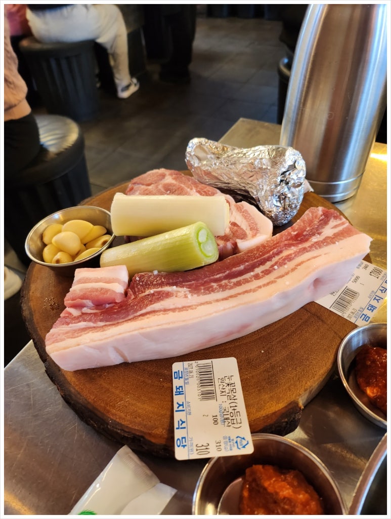 [약수역 고기집] 금돼지식당 - 서울 3대고기집. 남자 셋이 메뉴 다 먹어보기 + 하이볼. 토요일 점심 웨이팅 후기. 관련 이미지 1