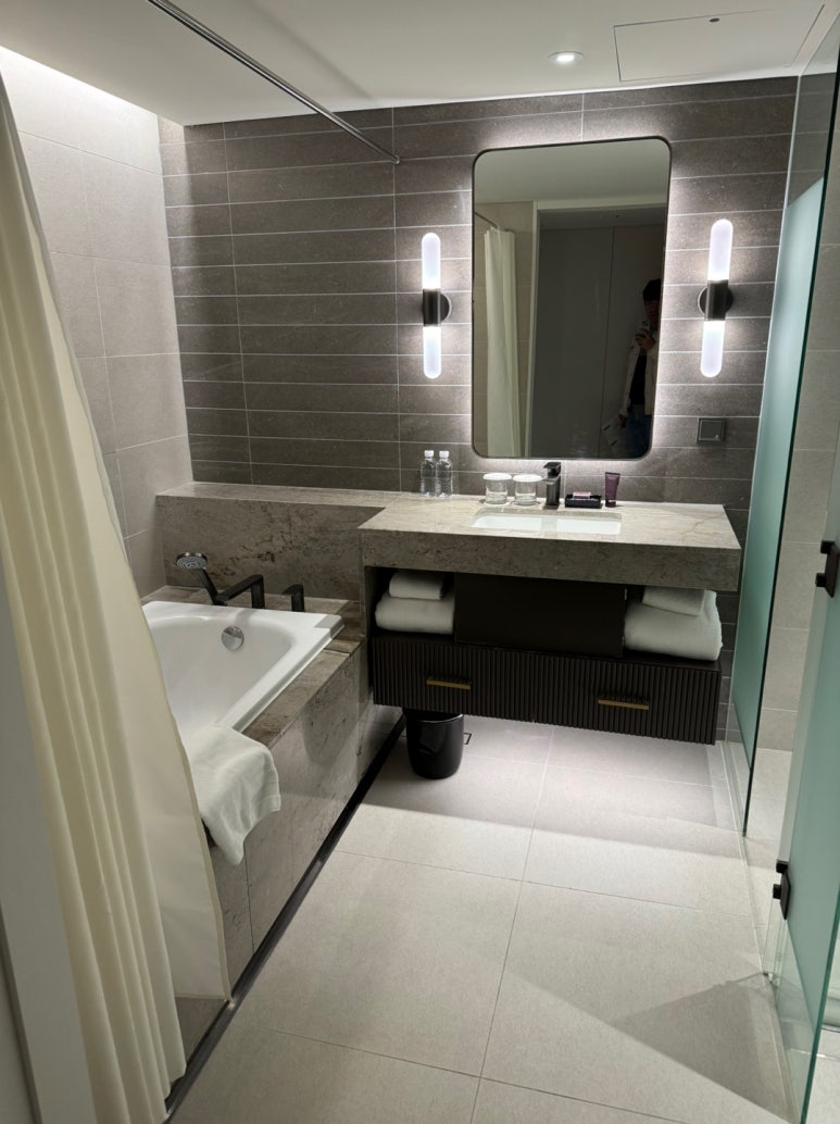 현대카드 호텔위크07 - 파르나스 호텔 제주 디럭스 킹 후기. 콘페티 조식과 중식 비교. 제주 최고의 풀장 인피니티풀 낮과 야경! (1) 관련 이미지 14