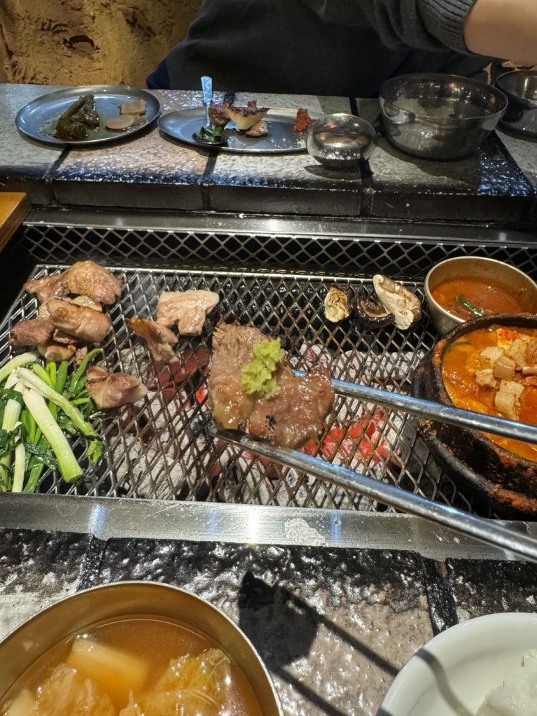 [을지로3가 맛집] 산청숯불가든 을지로 - 평일 저녁 웨이팅 후기. 재래식 소금구이, 흑돼지 김치찌개. 주차 꿀팁. 관련 이미지 18