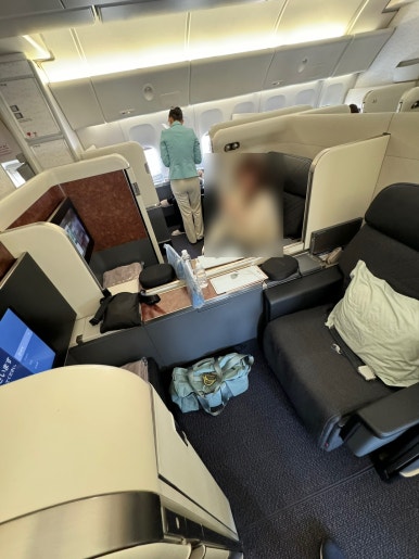 Korean Air First Class vs. Prestige Class – KE907 and KE908 Incheon–London B777-300ER Booking, Seat Recommendations, First Lounge, and SkyTeam Mileage Flight Review image 30