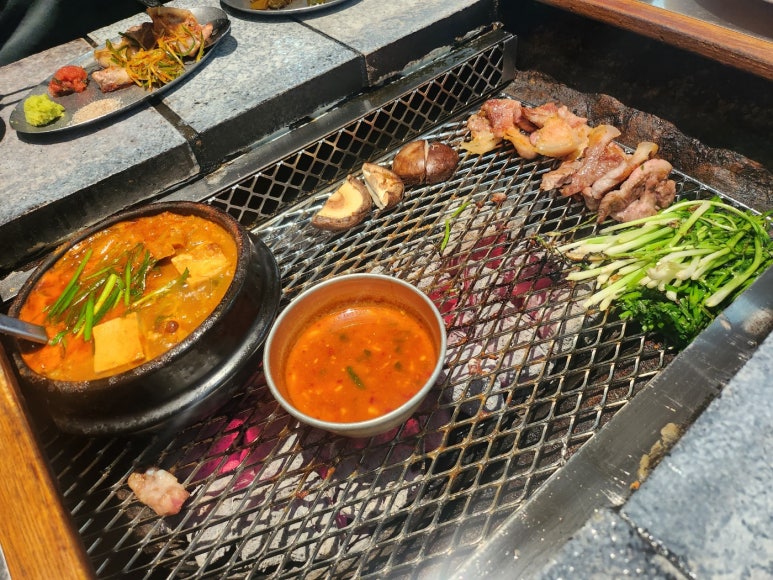 [이대서울병원 맛집] 산청숯불가든 - 마곡을 평정한 돼지고기 맛집. 메뉴를 정해드리겠습니다; 소금구이, 고초장구이 훌륭함. 주차가능. 관련 이미지 19