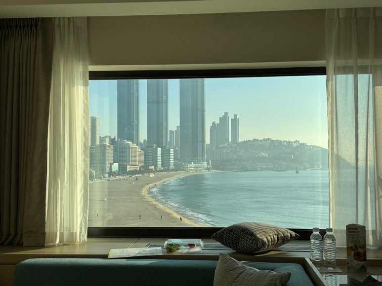 웨스틴조선 부산 - 새로단장한 해운대오션뷰 호텔. 클럽조선 플래티넘 100배 이용하기. 디럭스 비치 킹 + 수영장 + 발렛주차 후기. (feat. 그랜드조선 부산) 관련 이미지 19