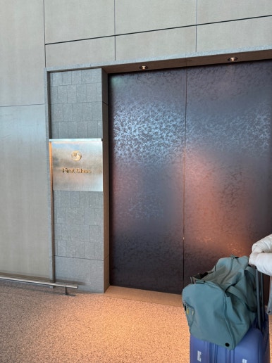Korean Air First Class vs. Prestige Class – KE907 and KE908 Incheon–London B777-300ER Booking, Seat Recommendations, First Lounge, and SkyTeam Mileage Flight Review image 15
