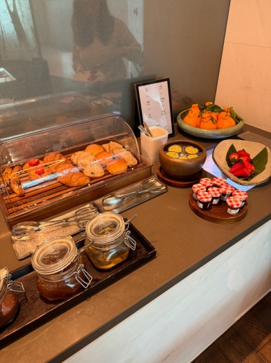 Korean Air First Class vs. Prestige Class – KE907 and KE908 Incheon–London B777-300ER Booking, Seat Recommendations, First Lounge, and SkyTeam Mileage Flight Review image 21
