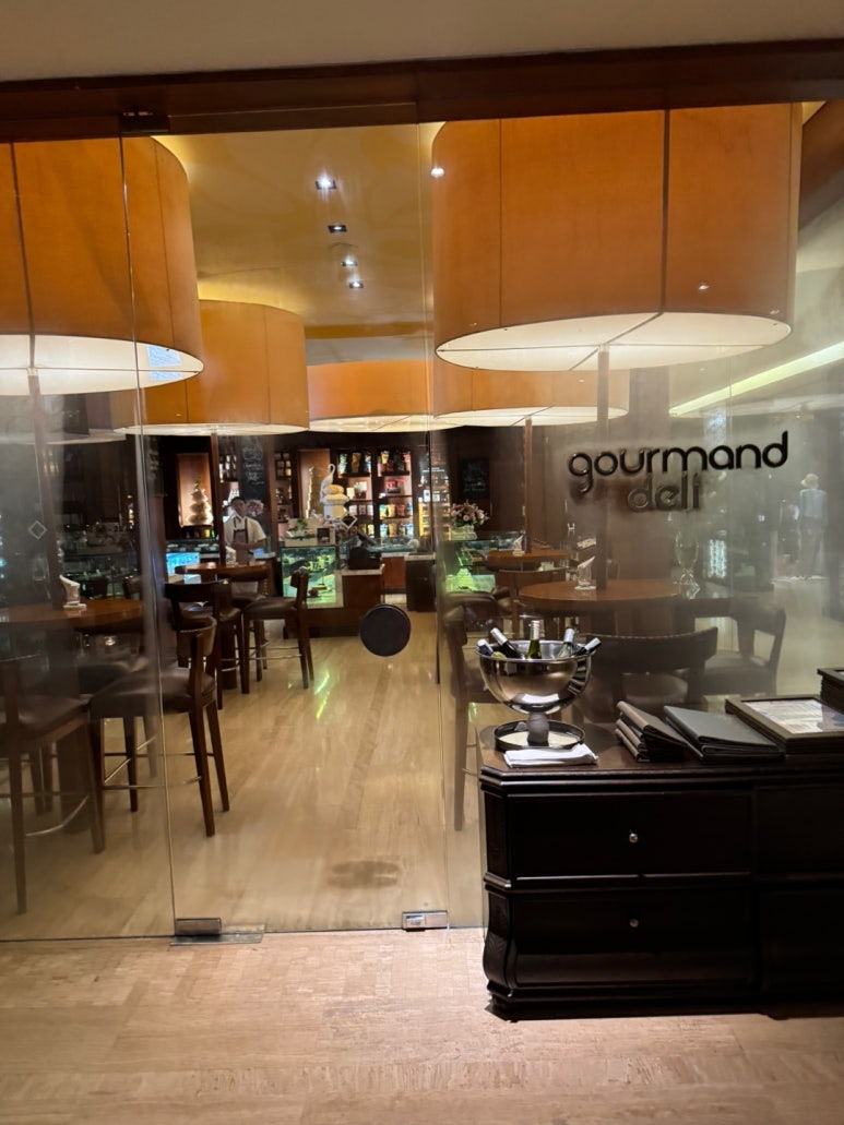 세인트레지스 발리 - 플래티넘 풀빌라 스위트 업그레이드 후기. 신혼여행 호텔 추천. 프라이빗 해변, 라군, 밤공연, 조식, 디너. 관련 이미지 11