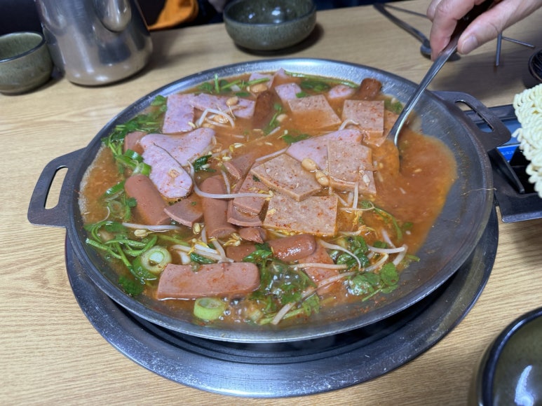 [암사동 맛집] 초롱이고모부대찌개 - 한국 최고의 부대찌개 성지. 맛있는녀석들, 백년가게, 블루리본서베이 부대전골 맛집. 주차팁. 관련 이미지 13