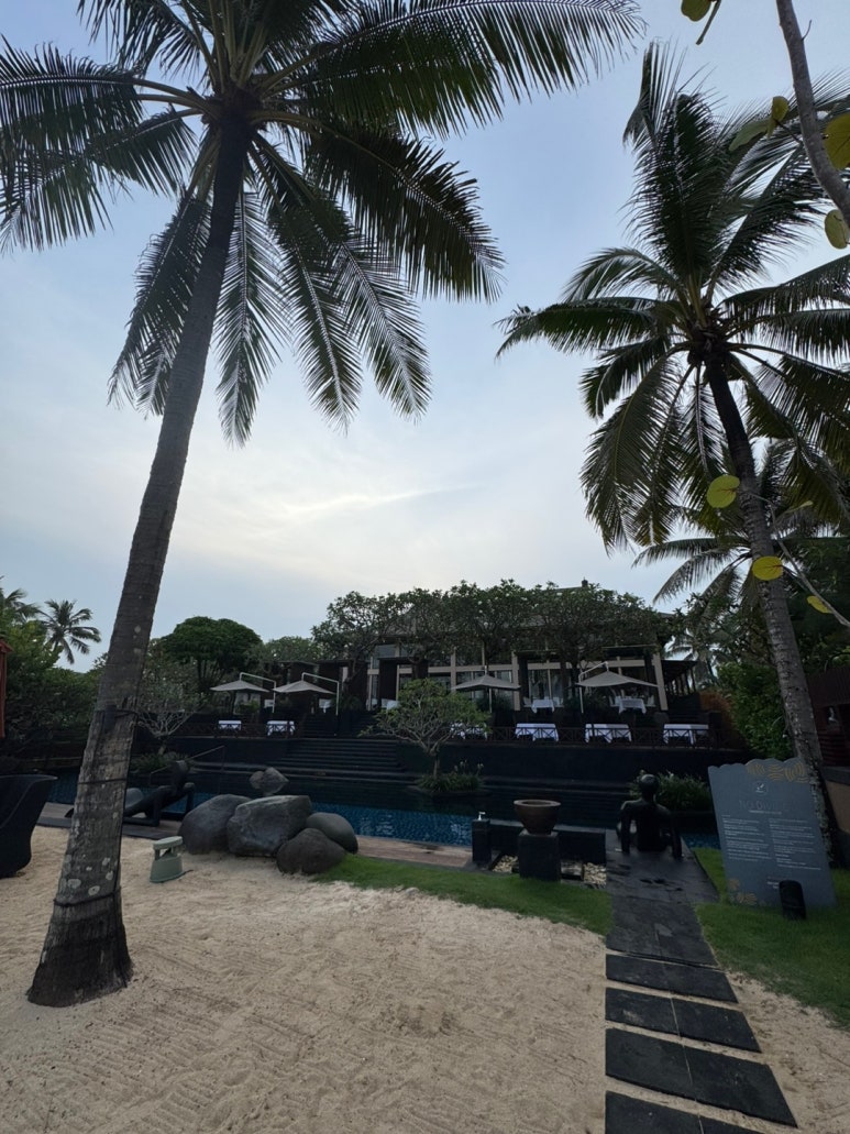 세인트레지스 발리 - 플래티넘 풀빌라 스위트 업그레이드 후기. 신혼여행 호텔 추천. 프라이빗 해변, 라군, 밤공연, 조식, 디너. 관련 이미지 56