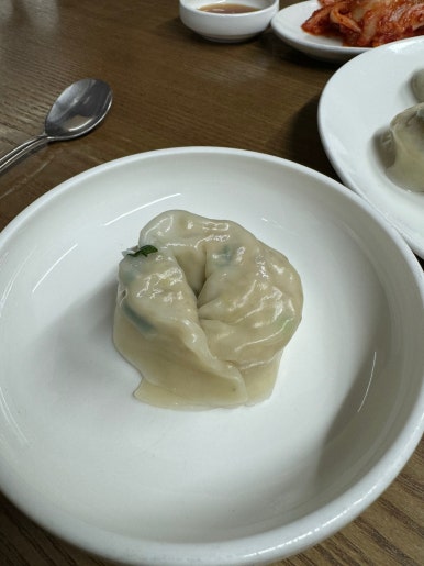 [삼청동 맛집] 황생가칼국수 - 인상적인 사골국물 칼국수와 슴슴한 미쉐린가이드 왕만두 맛집. 관련 이미지 12