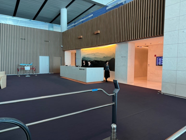 Korean Air First Class vs. Prestige Class – KE907 and KE908 Incheon–London B777-300ER Booking, Seat Recommendations, First Lounge, and SkyTeam Mileage Flight Review image 18
