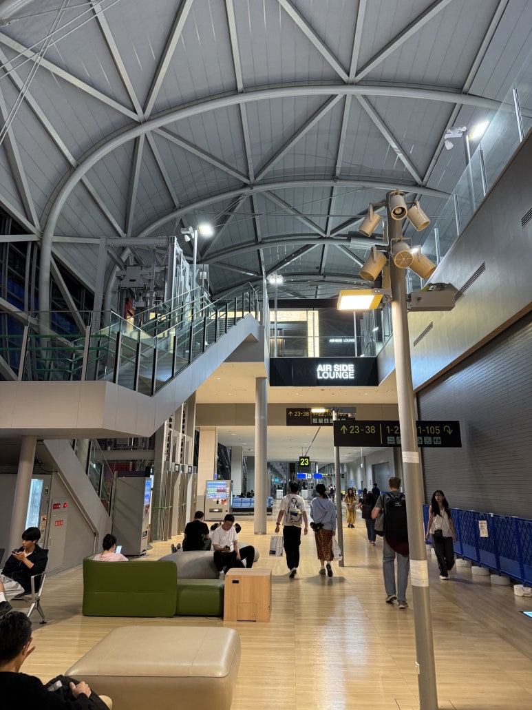 오사카 간사이 국제공항 에어사이드 (Airside) 라운지 추천 후기. Feat. 국민 헤리티지 리저브 동반자 입장 라운지앱. 관련 이미지 6