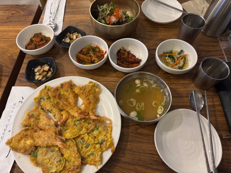 [한남동 맛집] 한남북엇국 - 저녁에 술안먹고 홍게살비빔밥과 전 먹은 썰. 한식 찐 맛집. 발렛 주차 가능. 관련 이미지 1
