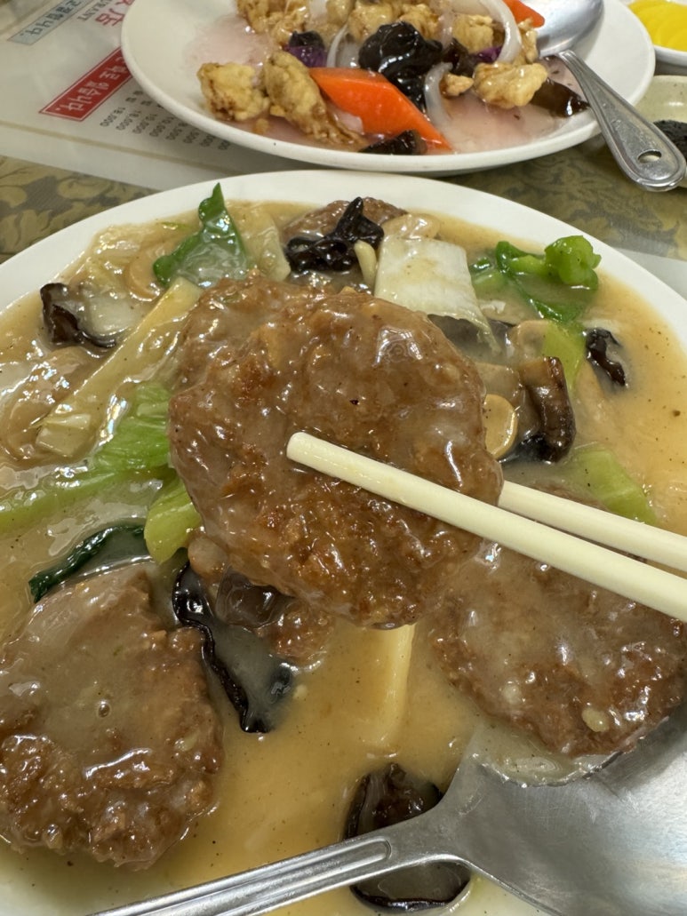 [부산여행 맛집] 동화반점 - 블루리본서베이 부산 3대 중국음식 맛집. 난자완스, 탕수육, 짜장면 모두 다 맛있는 60년 전통의 중식당. 관련 이미지 18