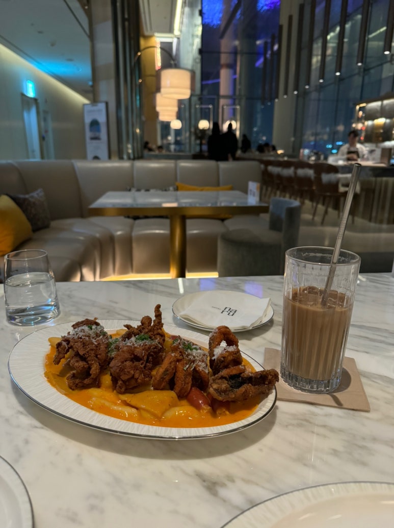 [호텔 나루 서울 엠갤러리] 라운지 & 데크 - 최고의 한강뷰 야경 5성 호텔 라운지 맛집. 아코르 멤버십, 대한항공 현대카드 할인 가능. 발렛 가능. 관련 이미지 16