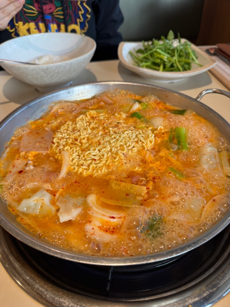 [문래동 맛집] 느루집 - 영등포에서 닭갈비 블루리본서베이 맛집으로 유명한 곳에서 부대전골을 먹어보다. 주차가능한 부대찌개 맛집. 관련 이미지 13