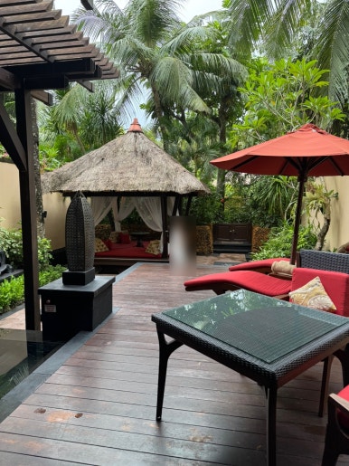 세인트레지스 발리 - 플래티넘 풀빌라 스위트 업그레이드 후기. 신혼여행 호텔 추천. 프라이빗 해변, 라군, 밤공연, 조식, 디너. 관련 이미지 40