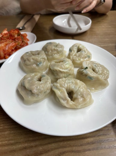[삼청동 맛집] 황생가칼국수 - 인상적인 사골국물 칼국수와 슴슴한 미쉐린가이드 왕만두 맛집. 관련 이미지 2