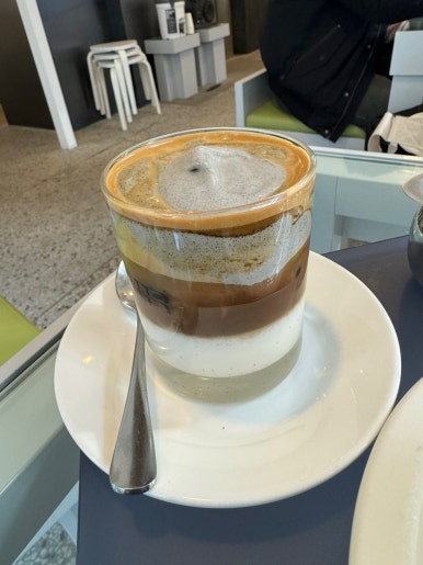 [성수 흑임자라떼 맛집] 베티버 - 최고의 흑임자크림라떼 맛집. 아이스크림 크로플도 비싸지만 맛있음. 흑임자라떼 성지가 되어보자. 관련 이미지 1