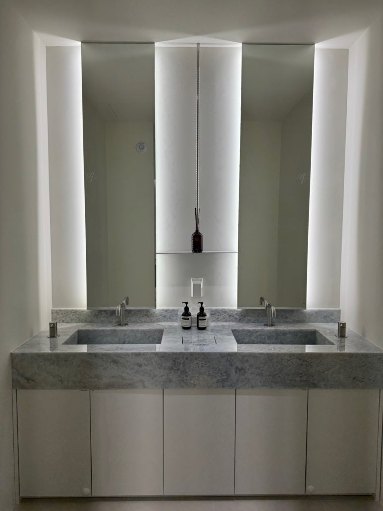 강남 원데이 라미네이트! 주7일 투명교정! 임플란트 바로 심어주는 치과! 신사 레브치과 GRAND OPEN! 인테리어 치과시설 둘러보기~ 관련 이미지 18