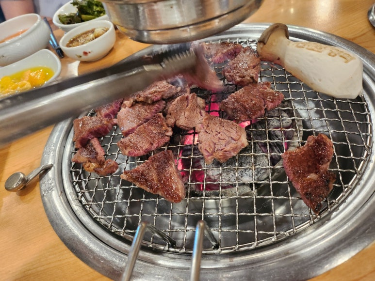[청담동 24시간 소고기] 영천영화 - 나는 별로였다. 꽃등심, 갈비살, 육회비빔밥. 맛있는녀석들, 블루리본서베이, 연예인맛집. 관련 이미지 11
