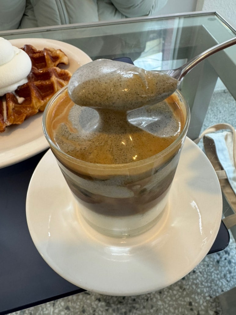 [성수 흑임자라떼 맛집] 베티버 - 최고의 흑임자크림라떼 맛집. 아이스크림 크로플도 비싸지만 맛있음. 흑임자라떼 성지가 되어보자. 관련 이미지 11