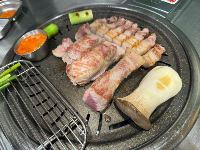 [남영역 맛집] 열정도 고깃집 - 김치찌개 맛있는 삼각지 숙성삼겹살 블루리본서베이 맛집. 모임장소추천. 콘치즈 서비스! 관련 이미지 22