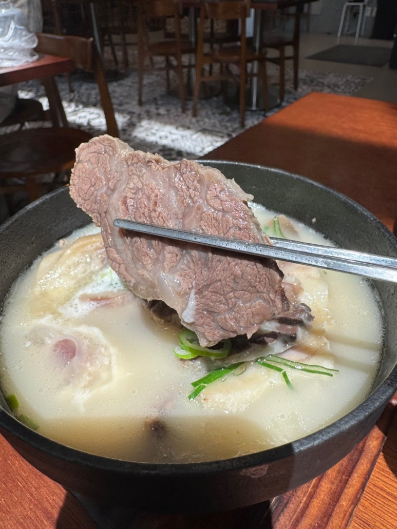 [가로수길 맛집] 곰탕랩 - 신사 임정식 쉐프 미쉐린 빕구르망 곰탕 맛집. 블루리본 서베이 받은 25,000원 시그니처 콜라겐 사골곰탕 후기. 관련 이미지 19