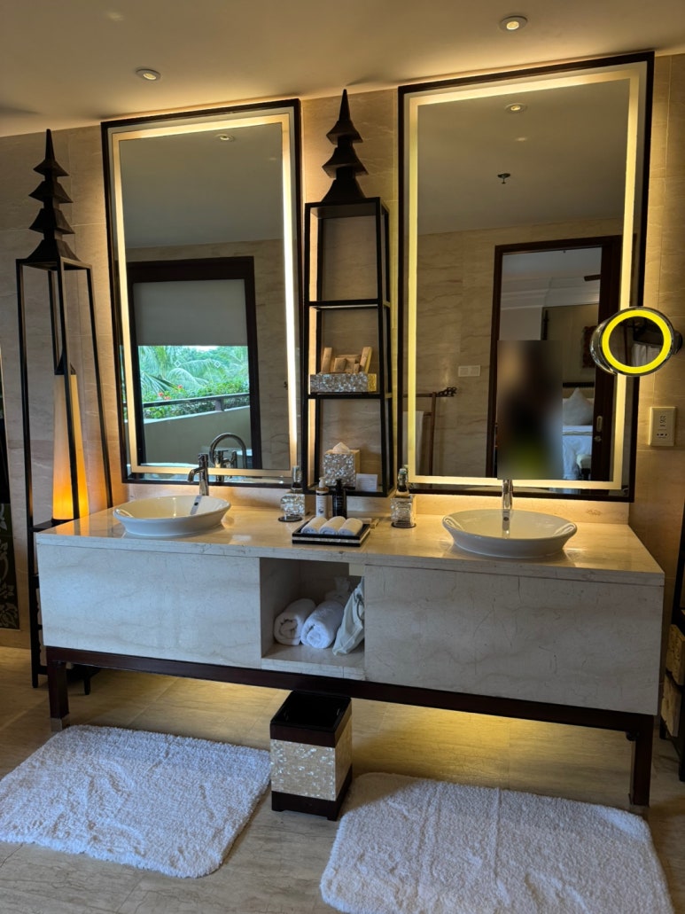 세인트레지스 발리 - 플래티넘 풀빌라 스위트 업그레이드 후기. 신혼여행 호텔 추천. 프라이빗 해변, 라군, 밤공연, 조식, 디너. 관련 이미지 25