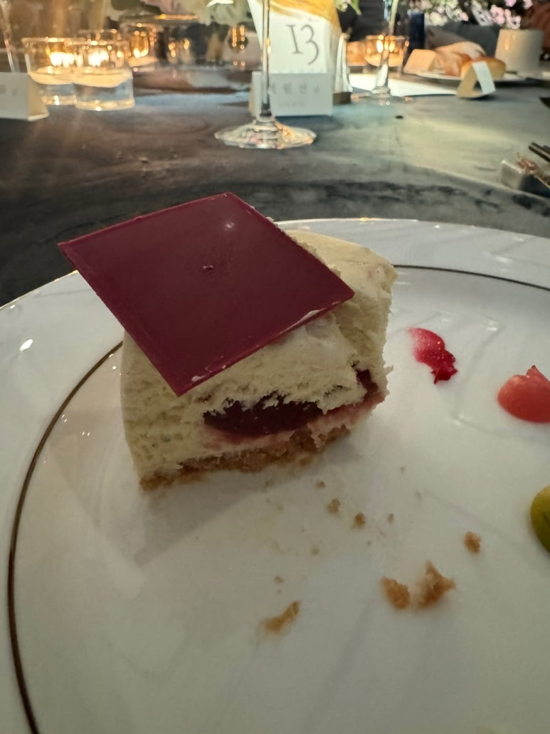 시그니엘 부산 결혼식 참석 후기. 세상 멋있는 결혼식장! 프렌치 코스요리 식사 후기. (feat. 허각 축하공연) 관련 이미지 42