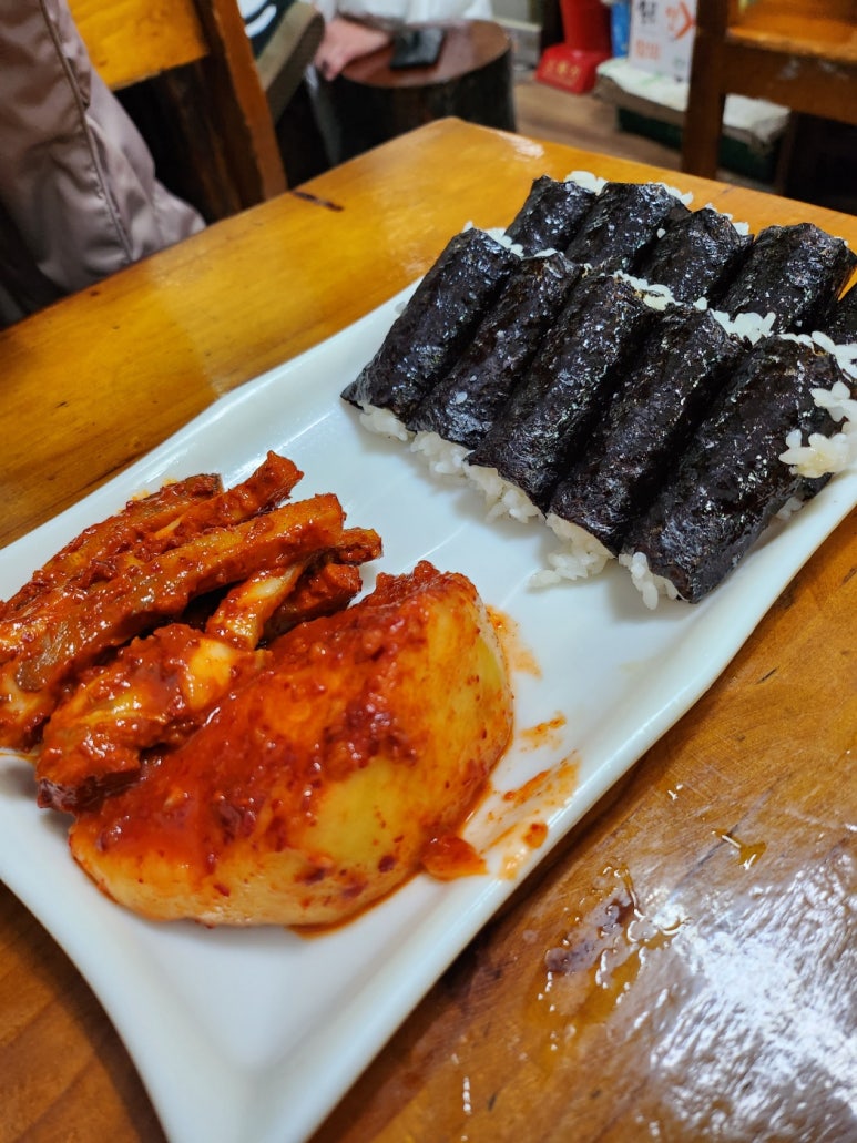 ★★★★☆[반포 고터 맛집] 충무할매김밥 - 충무김밥, 수제비 그리고 떡볶이의 환상조합. 줄서서 먹어도 맛있는 집. 주차 가능. 관련 이미지 5