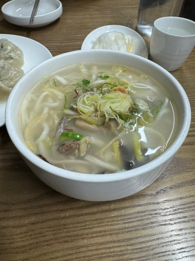 [삼청동 맛집] 황생가칼국수 - 인상적인 사골국물 칼국수와 슴슴한 미쉐린가이드 왕만두 맛집. 관련 이미지 1