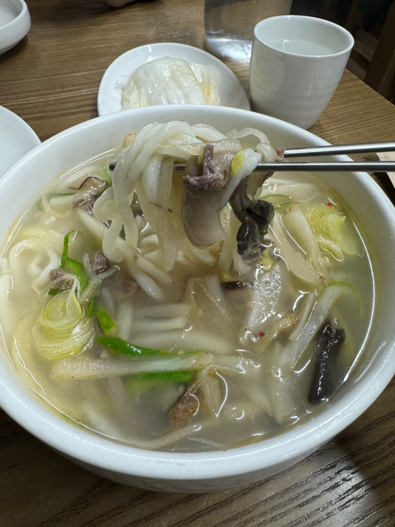 [삼청동 맛집] 황생가칼국수 - 인상적인 사골국물 칼국수와 슴슴한 미쉐린가이드 왕만두 맛집. 관련 이미지 10
