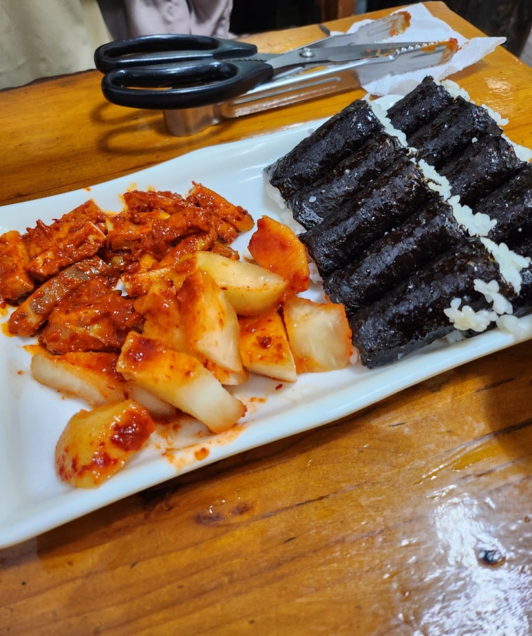 ★★★★☆[반포 고터 맛집] 충무할매김밥 - 충무김밥, 수제비 그리고 떡볶이의 환상조합. 줄서서 먹어도 맛있는 집. 주차 가능. 관련 이미지 7